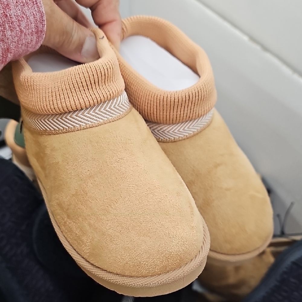PAWZ Tan Faux Fur Slippers